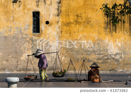 越南會安的旅行商人 61873862