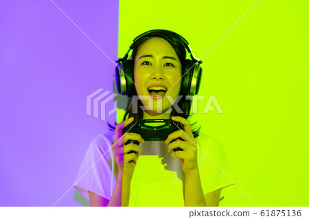 esports games, people, women, Japanese, young, live, smiles, smiles, controllers, event experiences 61875136