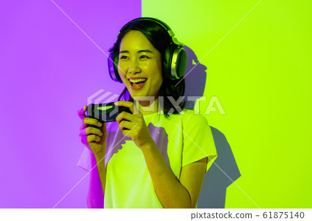 esports games, people, women, Japanese, young, live, smiles, smiles, controllers, event experiences 61875140