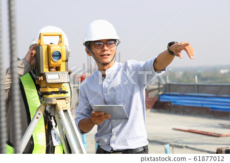 Engineers and staff are inspecting the buildings Engineers and staff are inspecting the buildings 61877012