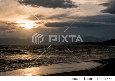 夕陽下的大海 夕陽下的大海 61877568