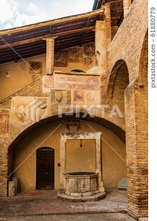Well in San Gimignano 61880779