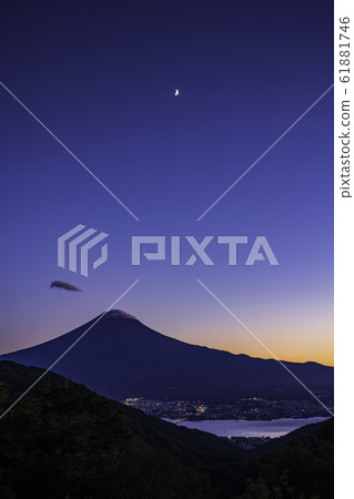 （山梨縣）從三坂道看的富士山，秋天的夕陽 61881746