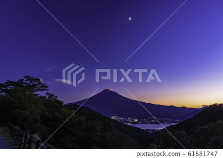 (山梨縣)從三坂道看的富士山,秋天的夕陽 (山梨縣)從三坂道看的富士山,秋天的夕陽 61881747