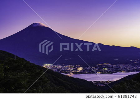 （山梨縣）從三坂道看的富士山，秋天的夕陽 61881748