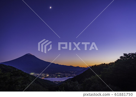 （山梨縣）從三坂道看的富士山，秋天的夕陽 61881750