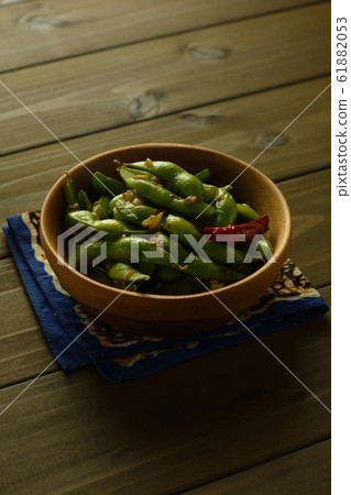 Stir fried green soybeans and garlic Stir fried green soybeans and garlic 61882053