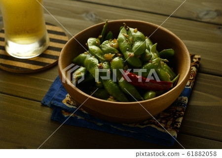 炒青豆和大蒜 61882058