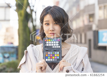 A woman with a color chart 61882254
