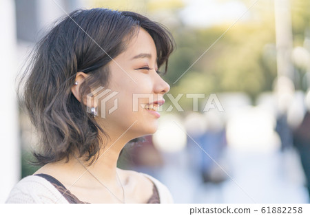 微笑的女人側面輪廓東京原宿 61882258