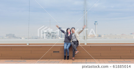 Senior couple, travel, airport, couple, couple, outside travel guidebook 61885014
