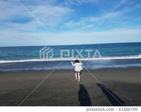 Towards the sea Towards the sea 61886700