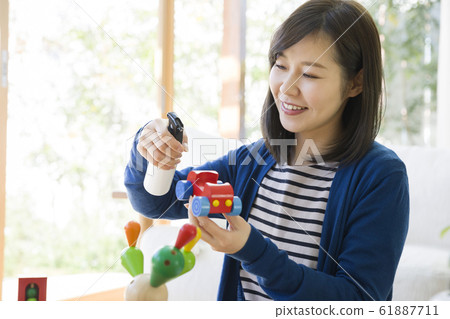 母親對兒童玩具進行消毒預防和預防病毒感染的措施 母親對兒童玩具進行消毒預防和預防病毒感染的措施 61887711