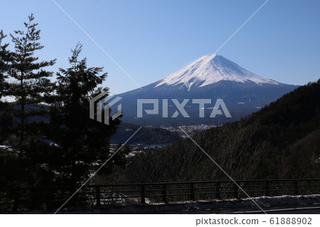 ■ Mt. Fuji ■ Diamond-shaped Fuji ■ Snowfall ■ View from Shin-Misaka Pass ■ Yamanashi Prefecture ■ Mt. Fuji ■ Diamond-shaped Fuji ■ Snowfall ■ View from Shin-Misaka Pass ■ Yamanashi Prefecture 61888902