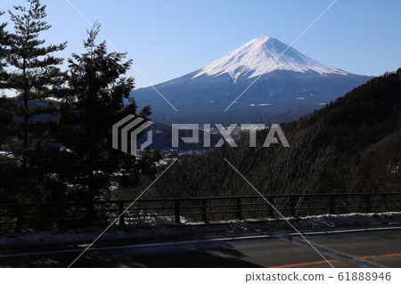 ■富士山■菱形富士■降雪■新三坂Pass口的風景■山梨縣 ■富士山■菱形富士■降雪■新三坂Pass口的風景■山梨縣 61888946