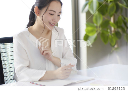 年輕的商界女強人 年輕的商界女強人 61892123