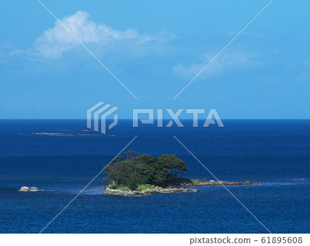 浮在冰見市東海岸的長島 浮在冰見市東海岸的長島 61895608