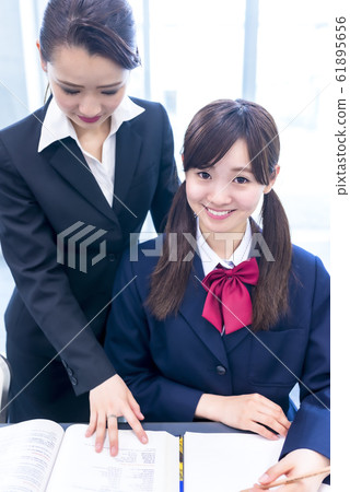學習入學考試：高中女生和講師 61895656