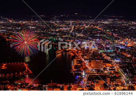 函館山的夜景和煙火（12月） 61896144