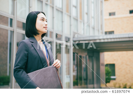 Business woman << Kinki University >> 61897074