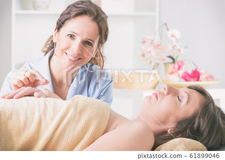 Therapist applying acupuncture needle 61899046