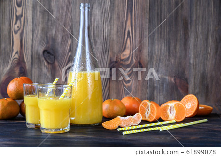 Bottle of orange juice 61899078