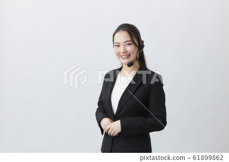 年輕的女操作員 年輕的女操作員 61899862