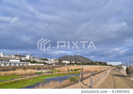 從神戶平磯良地和Na池眺望的須磨山 從神戶平磯良地和Na池眺望的須磨山 61900402