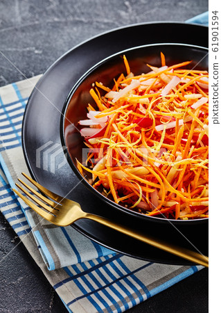 Fresh carrot salad in a black bowl 61901594