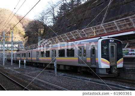 上越線E129系列在水上站停止（2019年冬季） 61903361