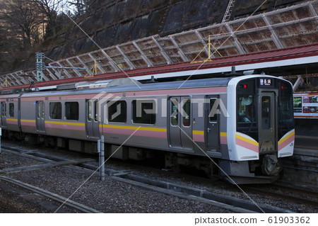 上越線E129系列在水上站停止（2019年冬季） 61903362