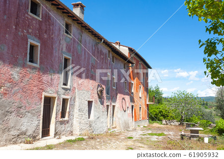Abandoned farmhouse on Valpolicella hills, Italy Abandoned farmhouse on Valpolicella hills, Italy 61905932