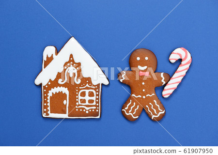 The hand-made eatable gingerbread house 61907950