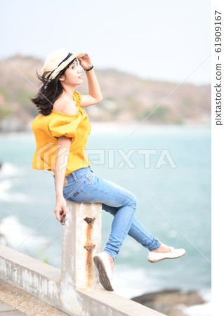 Woman looking at the sea 61909167
