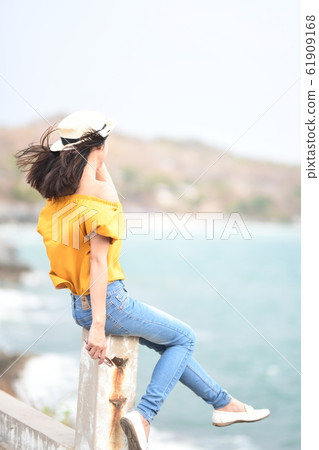 Woman looking at the sea 61909168