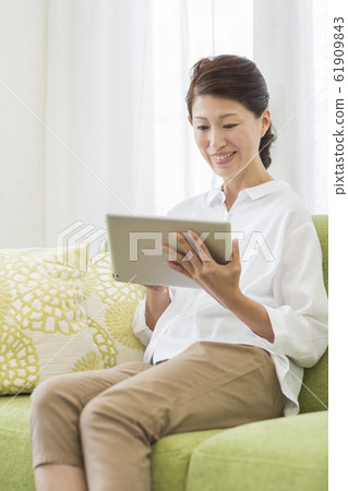 中年女性平板電腦 中年女性平板電腦 61909843
