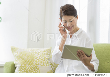 中年女性平板電腦 中年女性平板電腦 61909845