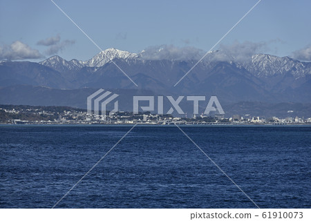 Around snow-covered Tanzawa Mountains and Odawara [January] From Manazuru Peninsula 61910073