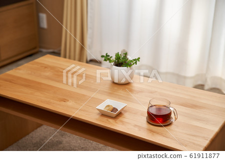 下午在客廳_茶，餅乾和室內植物 61911877
