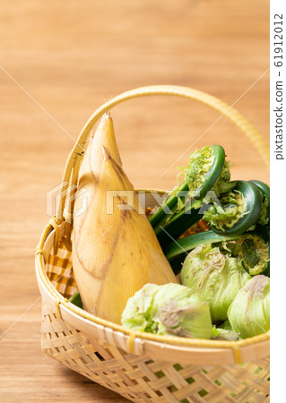 Spring vegetables 61912012