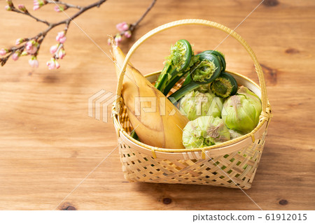 Spring vegetables 61912015