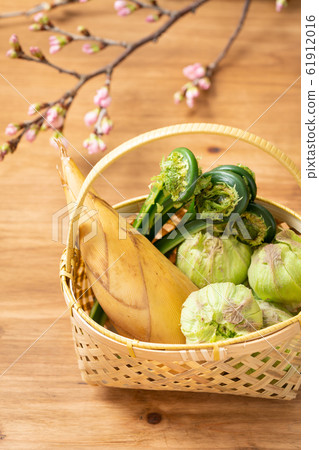 Spring vegetables 61912016