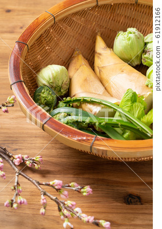Spring vegetables 61912166