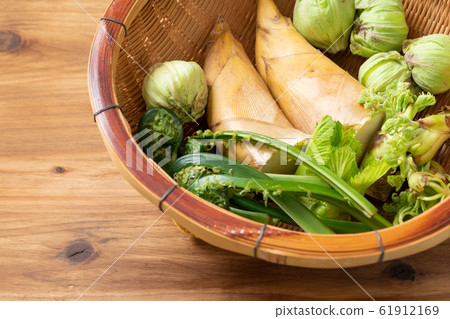 Spring vegetables 61912169