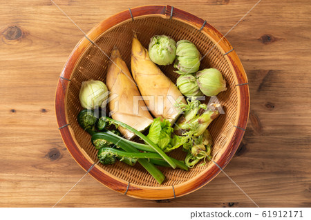 Spring vegetables 61912171