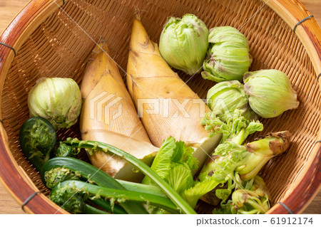 Spring vegetables 61912174