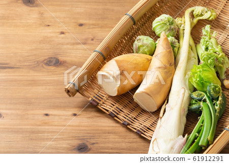 Spring vegetables 61912291