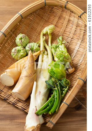 Spring vegetables 61912293