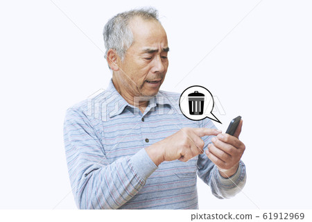 Man deleting mobile phone information 61912969