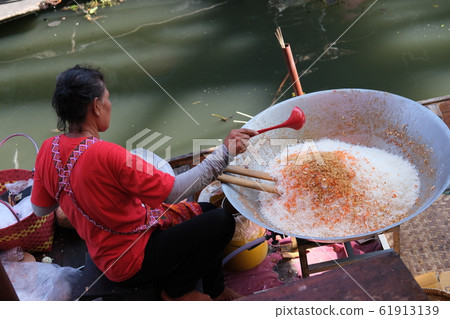 Taling Chan Floating Market (Bangkok) Taling Chan Floating Market (Bangkok) 61913139